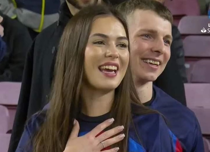 شاهد/ مشجع برشلوني يستغل الكلاسيكو لخطبة حبيبته