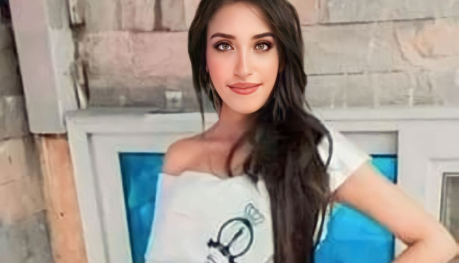 جار ملكة جمال يجردها من جمالها