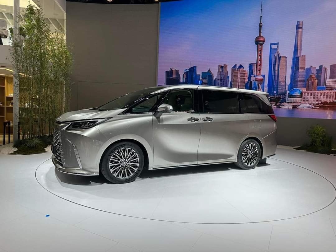 شاهد/ سيارة “LEXUS LM” بمظهر جديد أكثر استبدادًا