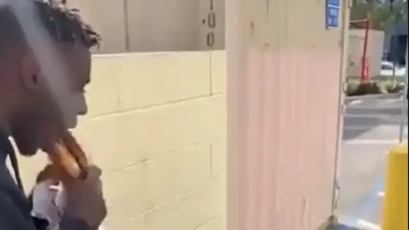 استفزّ الملايين.. شاهد “يوتيوبر” قدّم طعاماً لمشرد ثم أكله