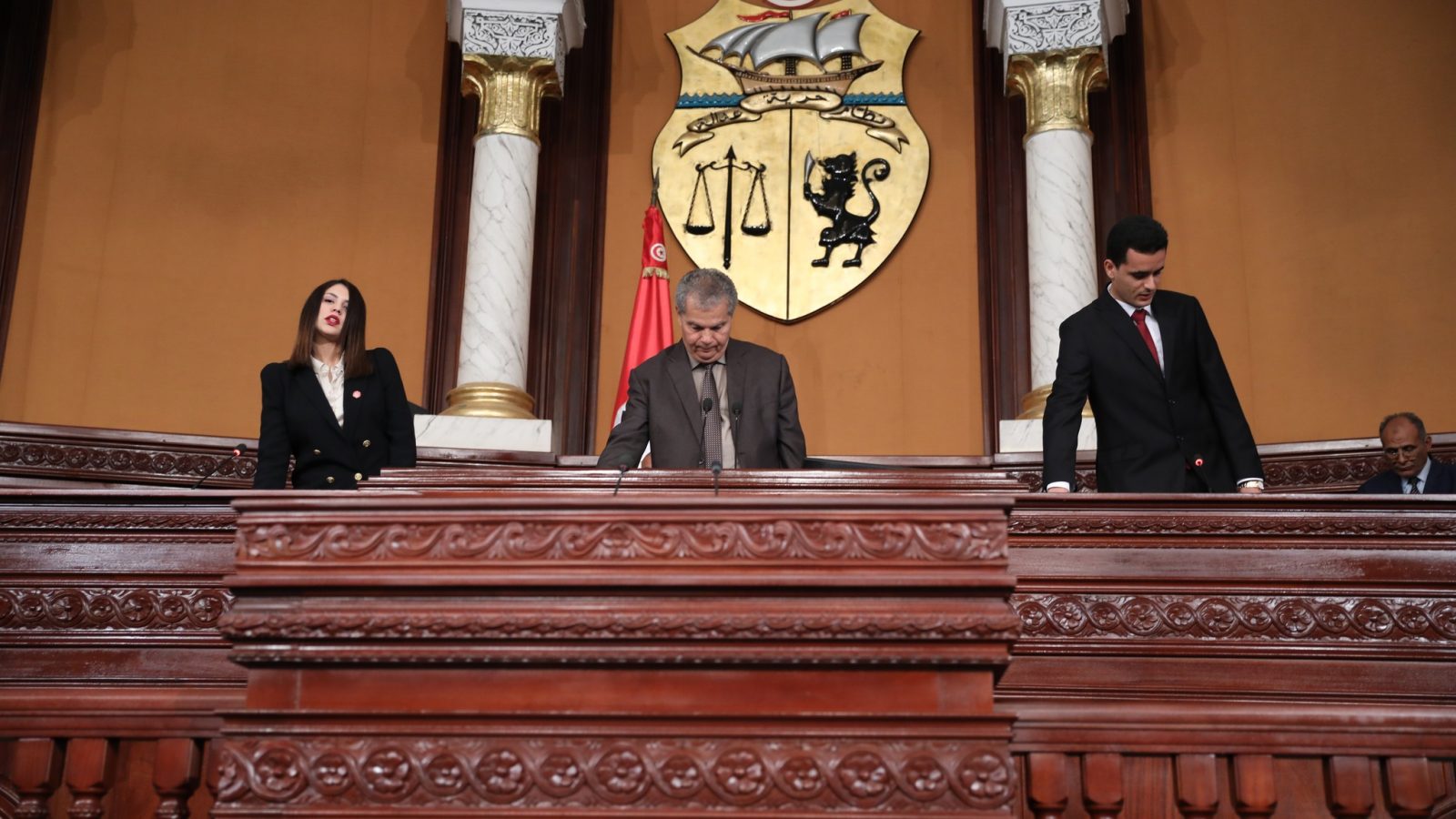 البرلمان … الهندام ضروري