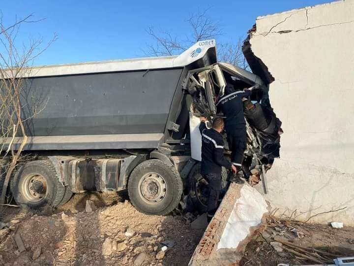 شاهد الصور/ شاحنة ثقيلة تقتحم محلا سكنيا في قفصة