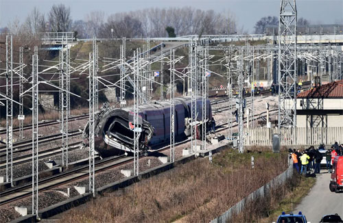 فوضى في إيطاليا بسبب خروج قطار عن مساره (فيديو)