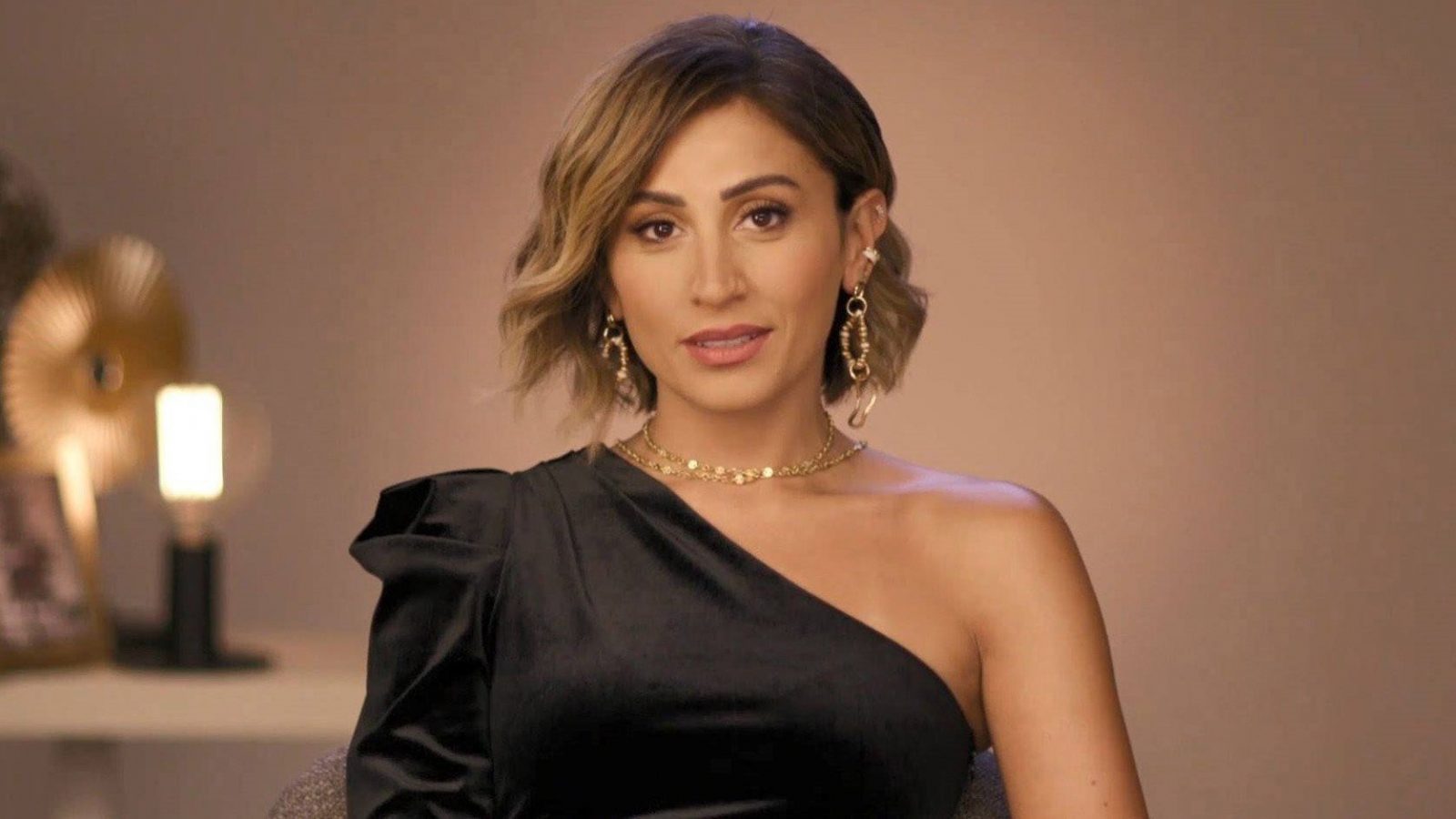 الموت يفجع الفنانة دينا الشربيني