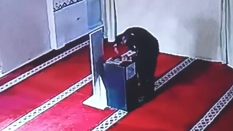 شاهد/ تظاهر بالصلاة ثم سرق أموال التبرعات من الجامع
