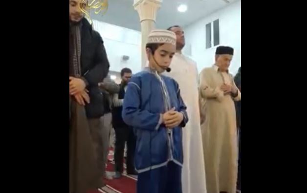 شاهد/ طفل يؤمّ المصلين في صلاة التراويح بالقيروان