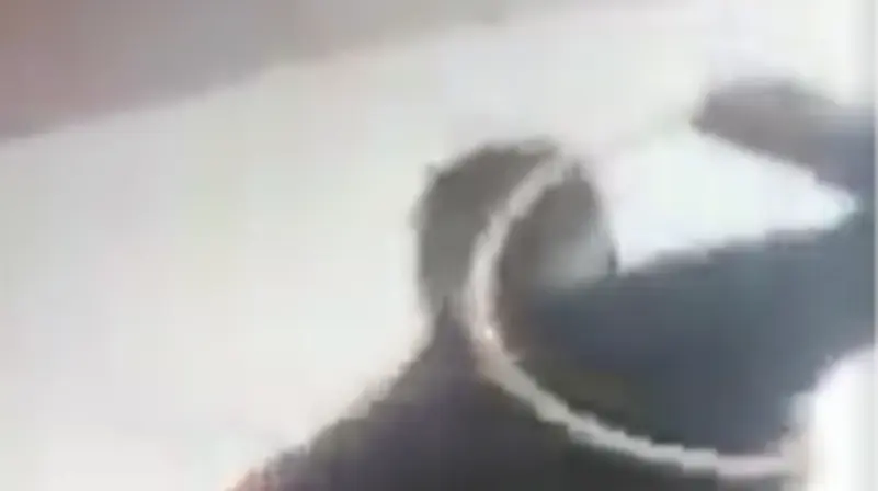 عذب ابنته وأرسل الفيديو إلى أمها !!