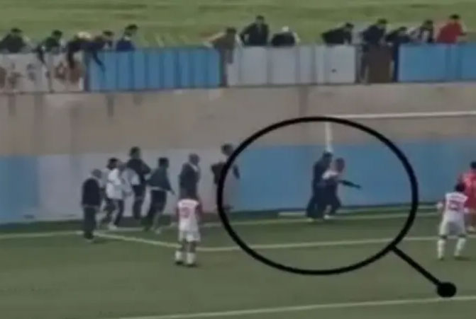 أغرب طرائف كرة القدم.. مشجع يسجل هدفا والحكم يحتسبه (فيديو)