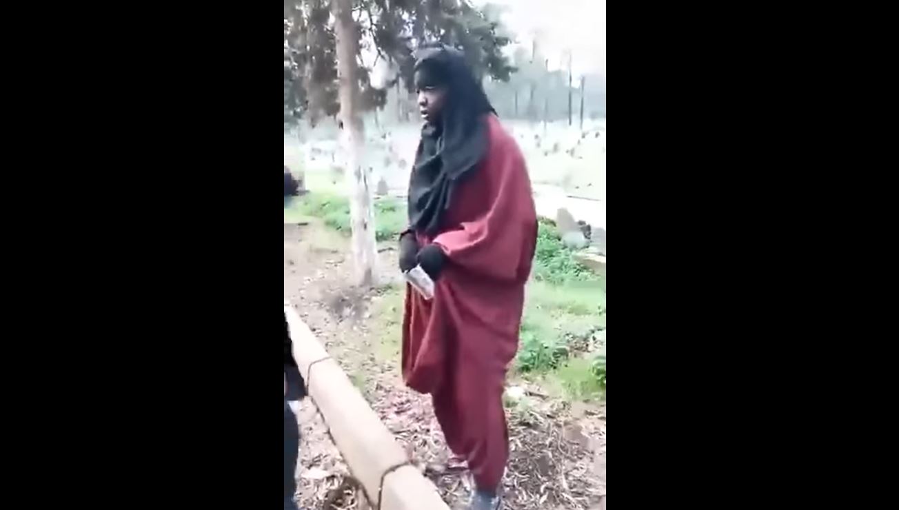 شاهد/ إجبار متسوّل إفريقي على خلع جلباب نسائي كان متنكّرا فيه