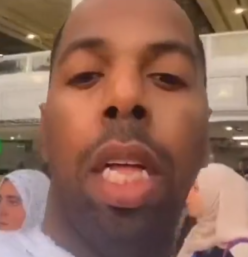 فيديو/ معتمر يدعو على مدرائه امام الكعبة