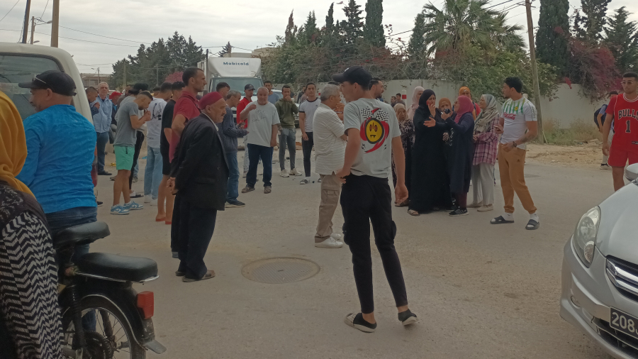 أهالي البحر الأزرق يغلقون الطريق.. السبب