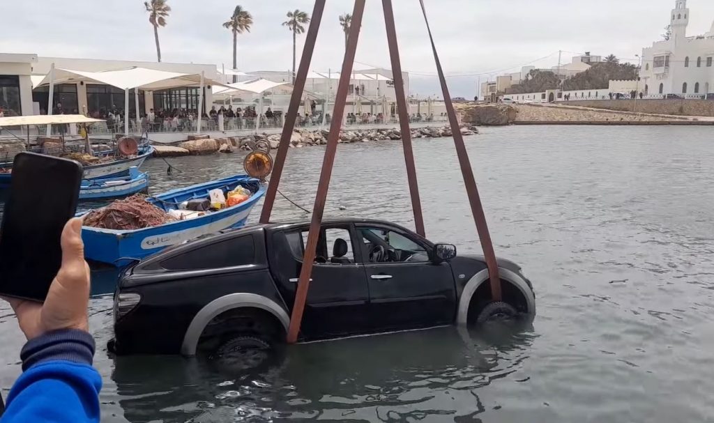 إخراج سيارة من البحر