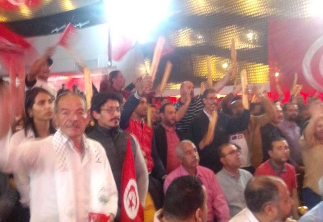 شاهد/ عمّال يحتجون ويرفعون الخبز في احتفال الاتحاد بعيد الشغل