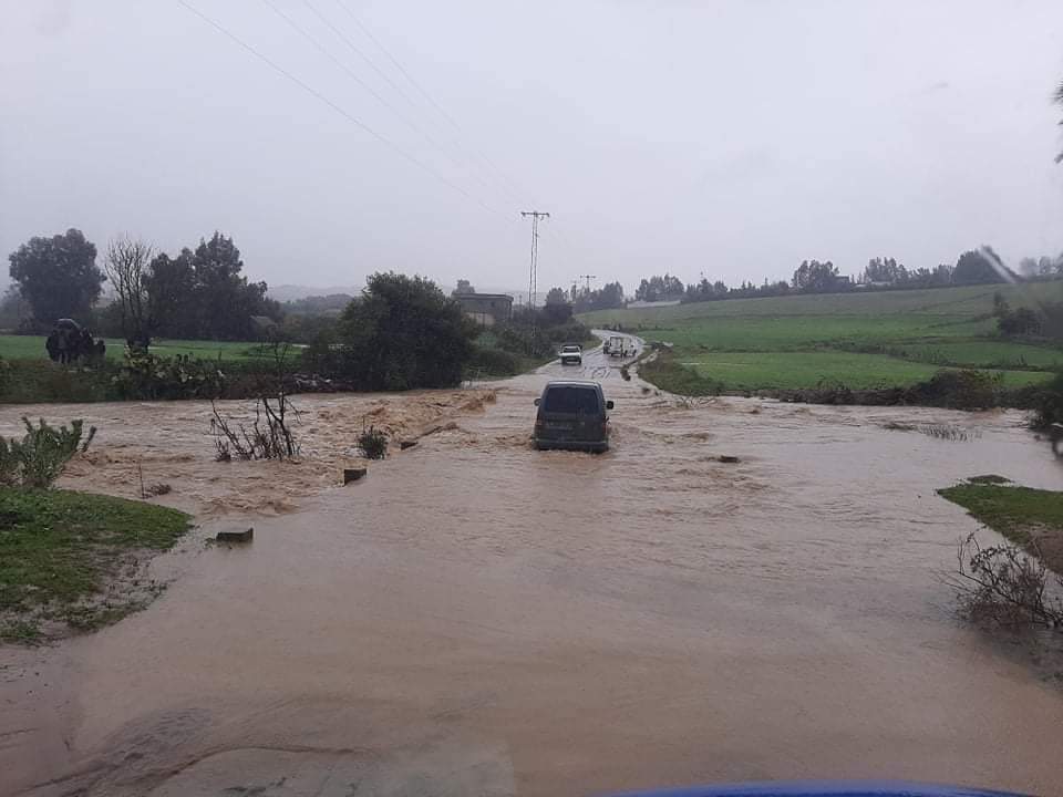 انقطاع حركة المرور بعدد من الطرقات