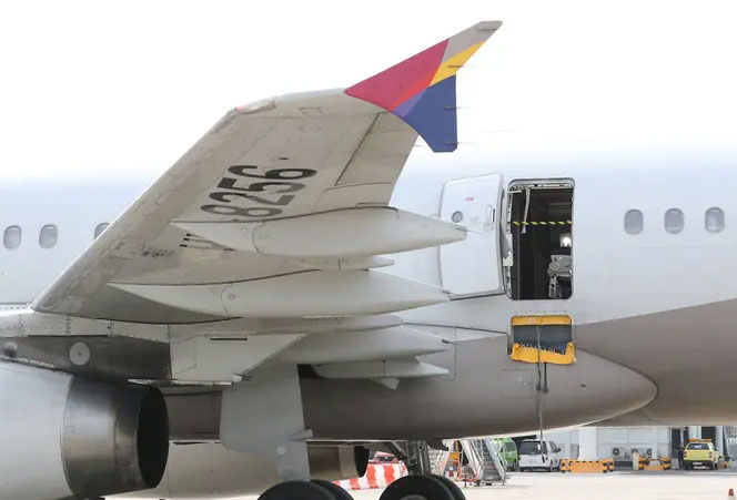 مشهد مرعب/ فتح باب طائرة قبيل هبوطها (فيديو)