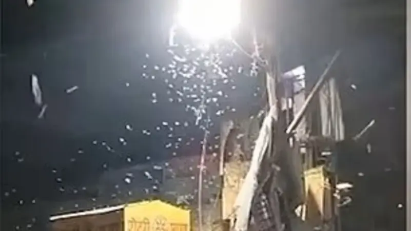 شاهد/ السماء تمطر ديدانا