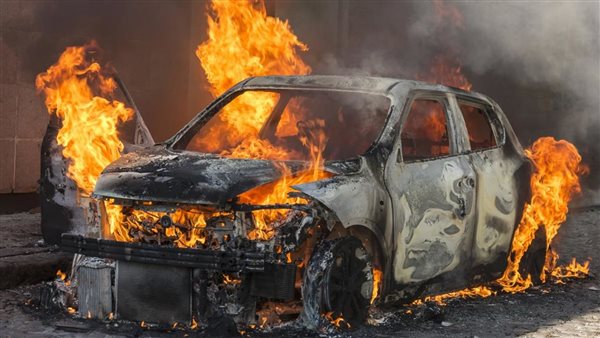 المرسى/ يضرمون النار في سيارة ويلوذون بالفرار