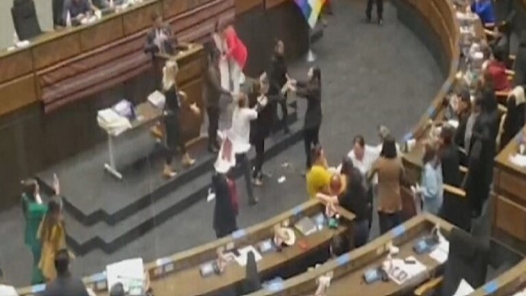 فيديو/ جلسة “شد شعر وضرب” في البرلمان