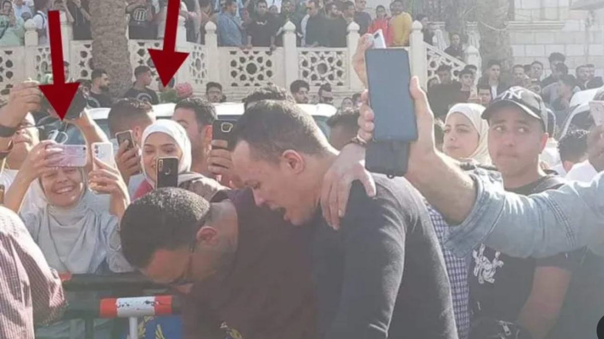 “ضحكة” في جنازة فنان مصري تغزو مواقع التواصل