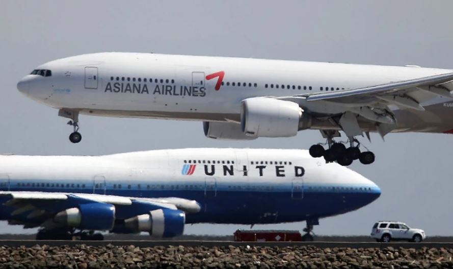 فيديو/ كوري يفتح باب طائرة في الجو.. والسبب صادم