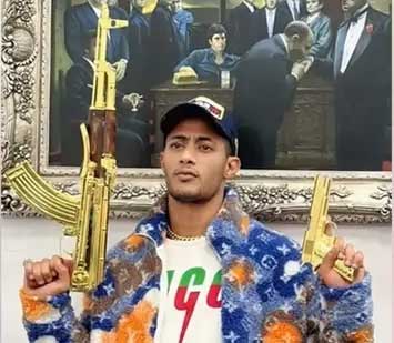 أغضب متابعيه/ محمد رمضان يستعرض أسلحة من الذهب (فيديو)