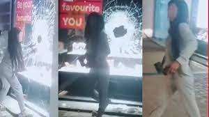 مغربية تحطم واجهة محل