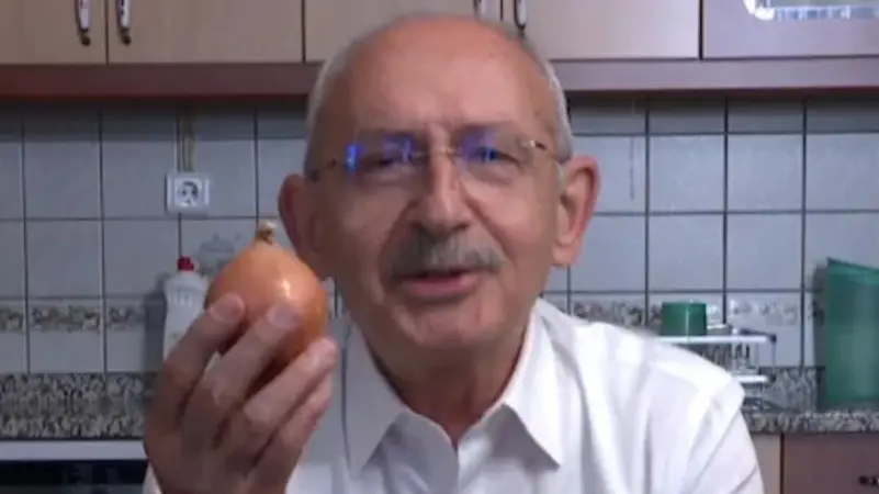 منافس اردوغان يلوح له ببصلة