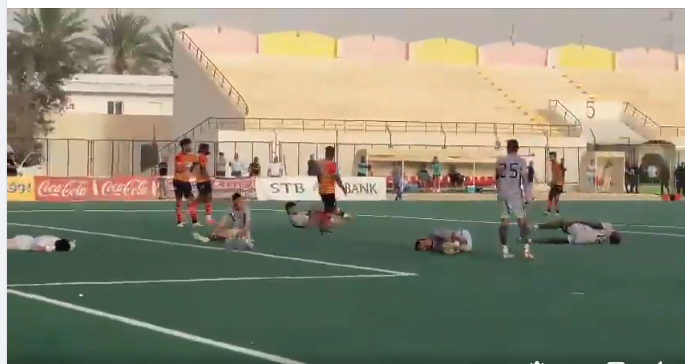 ‎لقطة الموسم /سقوط غريب ومتواز ل5 لاعبين من المتلوي