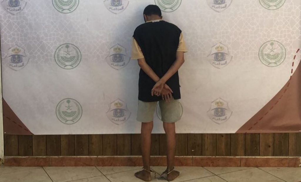 يسرق سيارة.