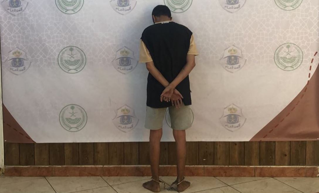 لص يسرق سيارة على متنها أم وطفلاها