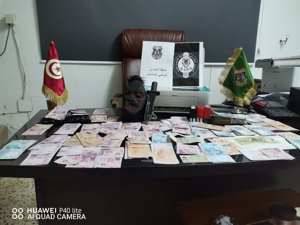 أموال مزيفة