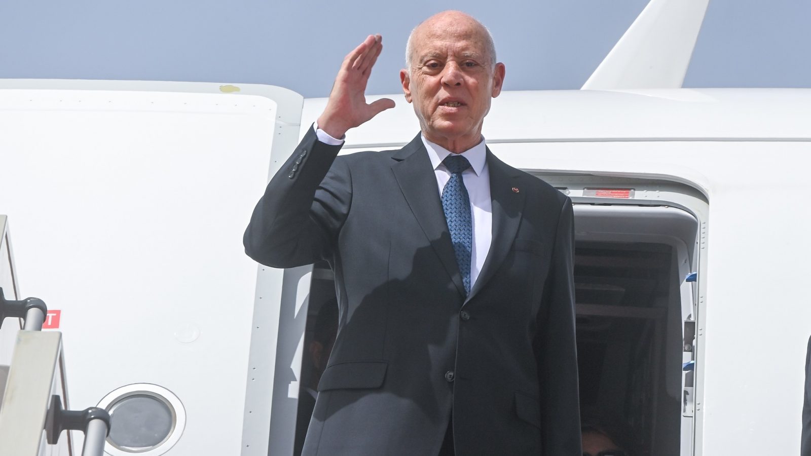 صور/ الرئيس يغادر باتجاه باريس