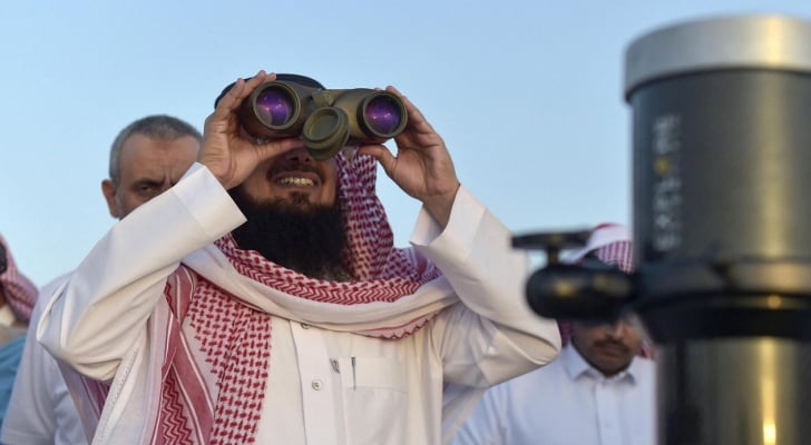السعودية تدعو لتحري رؤية هلال شهر شوال