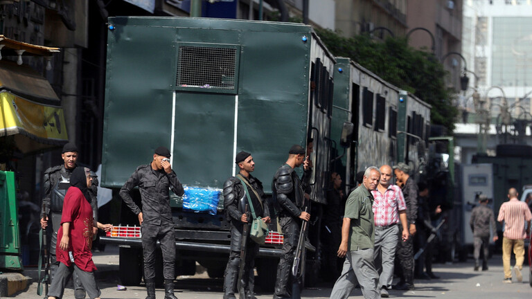 يقتل طليقته أمام المارة ويتصل بالشرطة