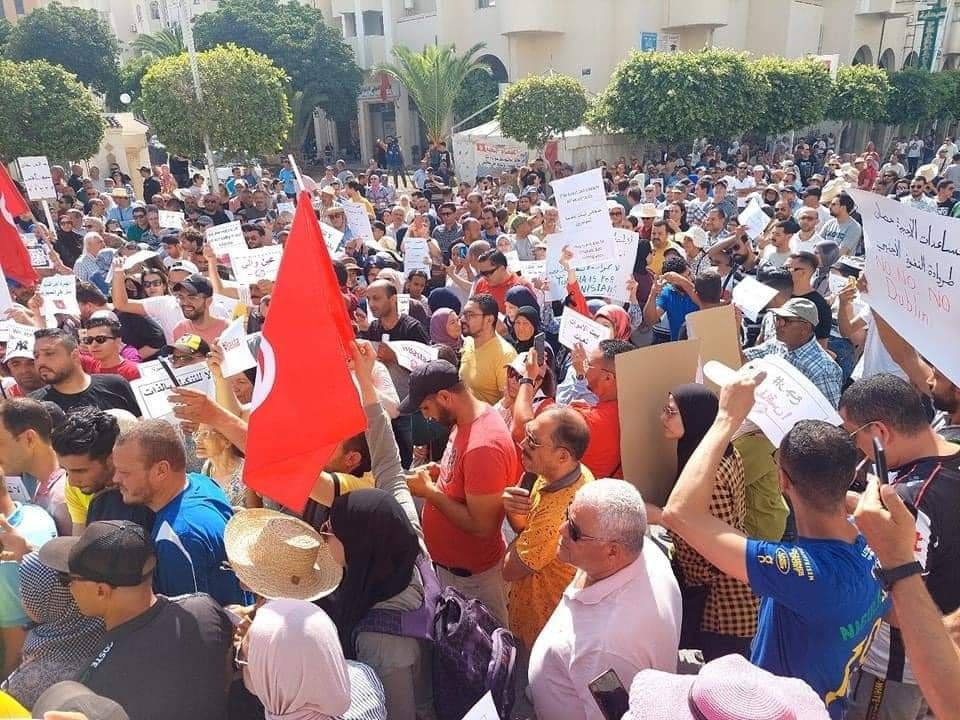 صفاقس/ محتجون يطالبون بإيجاد حلول لمسألة المهاجرين (فيديو)