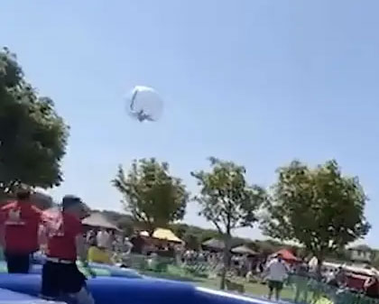 شاهد/ عاصفة تخطف ابن الـ9 سنوات وتقذفه بعيدا (فيديو)