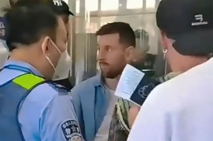 شاهد/ ميسي يتعرض لموقف محرج في مطار بكين (فيديو)