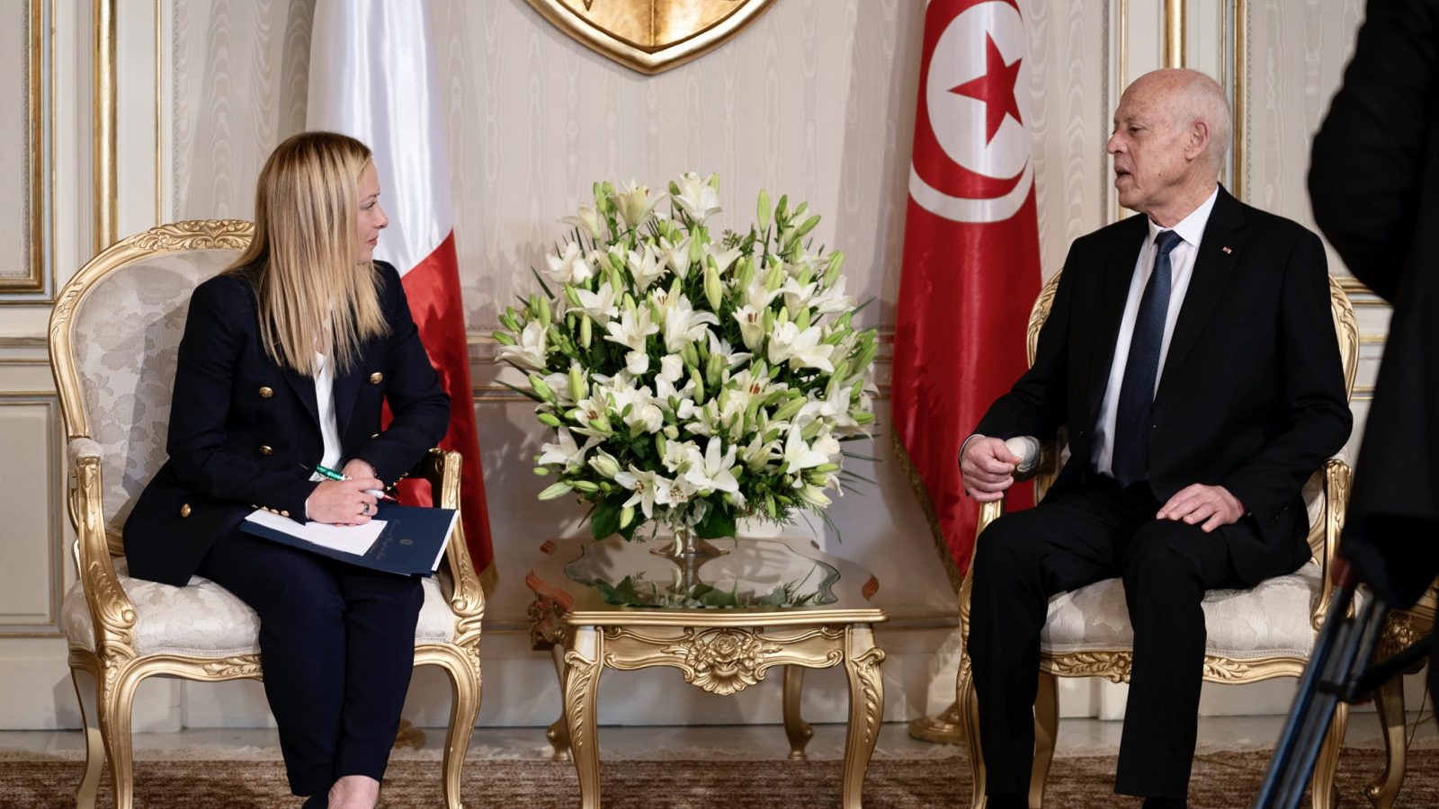 بن عمر: ميلوني نجحت في نقل أزمة المهاجرين إلى تونس