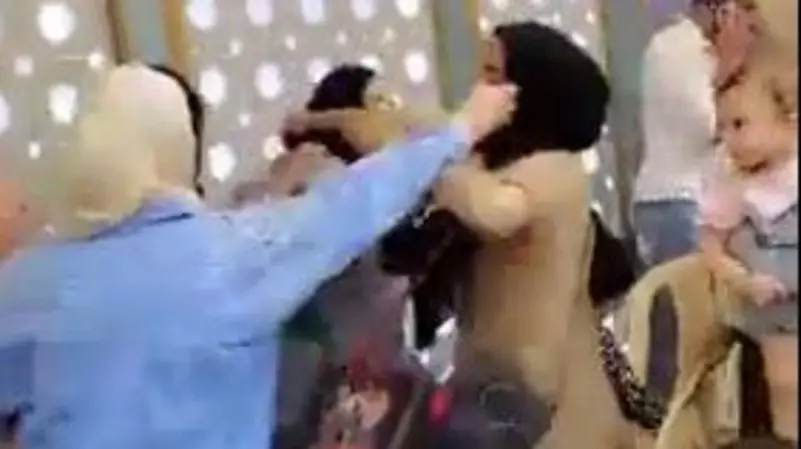 فيديو صادم / نساء يحملن رضعاً يخضن معركة ركل وضرب بمدرسة