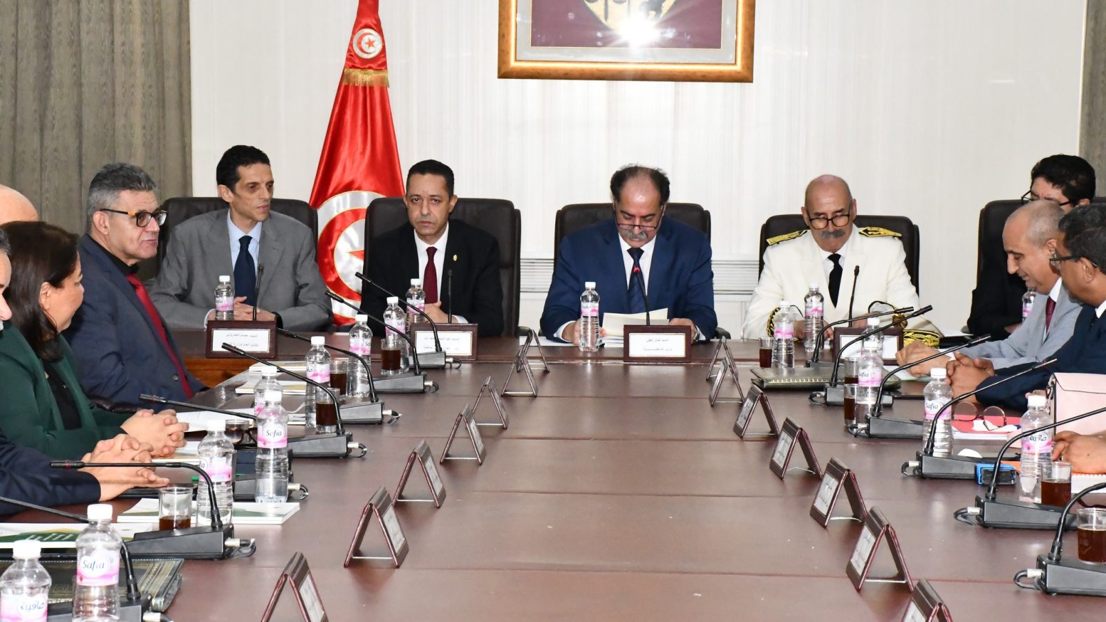 وزير الداخلية يمضي عقدي مرافقة لبلديتي القصرين والزهور