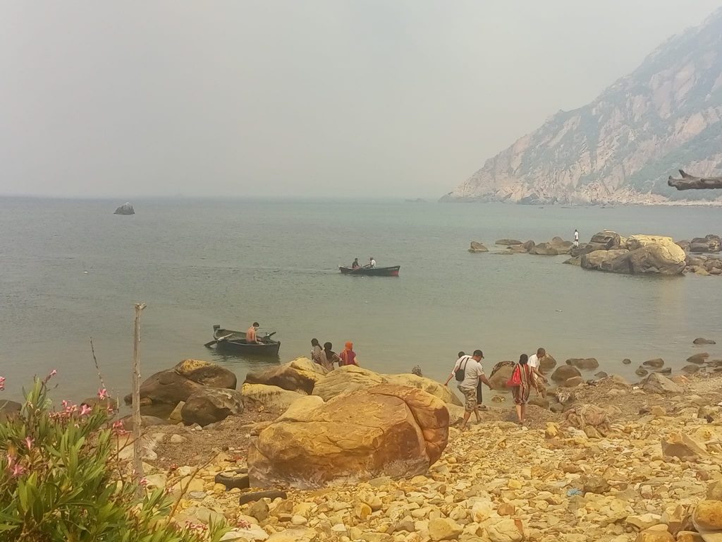 شاهد/ اتساع رقعة حريق ملولة وتواصل إجلاء المواطنين برّا وبحرا