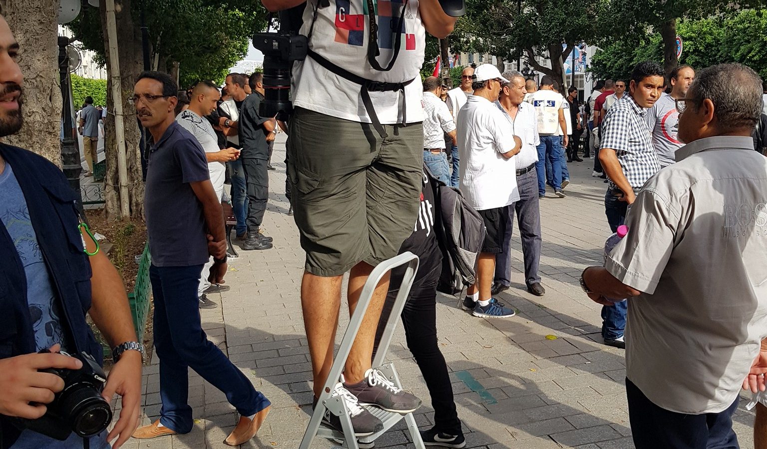 ليبيا تمنع مصورا صحفيا تونسيا من دخول أراضيها وتحتجزه لساعات (فيديو)