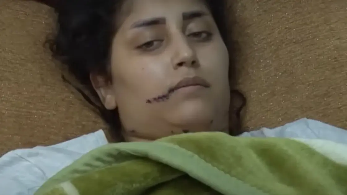 في الشارع/ جرّد طليقته من ملابسها وسدّد لها 31 طعنة (فيديو)