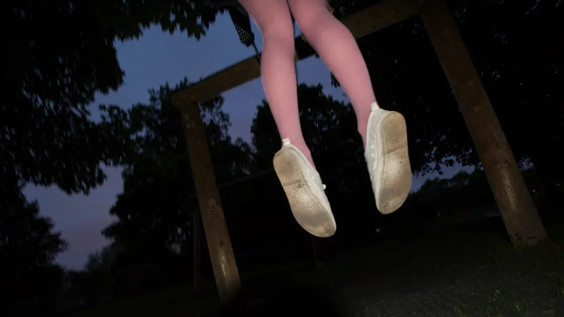 لم تتحمل صراخ ابنتها ذات الـ3 أعوام.. فألقتها من الشرفة!