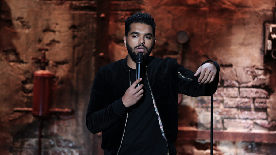 الكوميدي ‘Az’ يعتذر بسبب استخدامه لكلمة بذيئة في عرض قرطاج