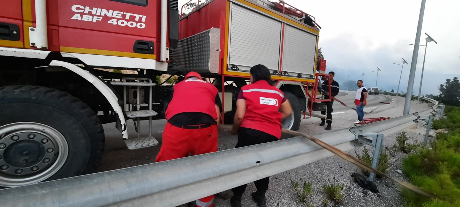 شاهد/ نشطاء الهلال الأحمر يشاركون في إطفاء حريق طبرقة