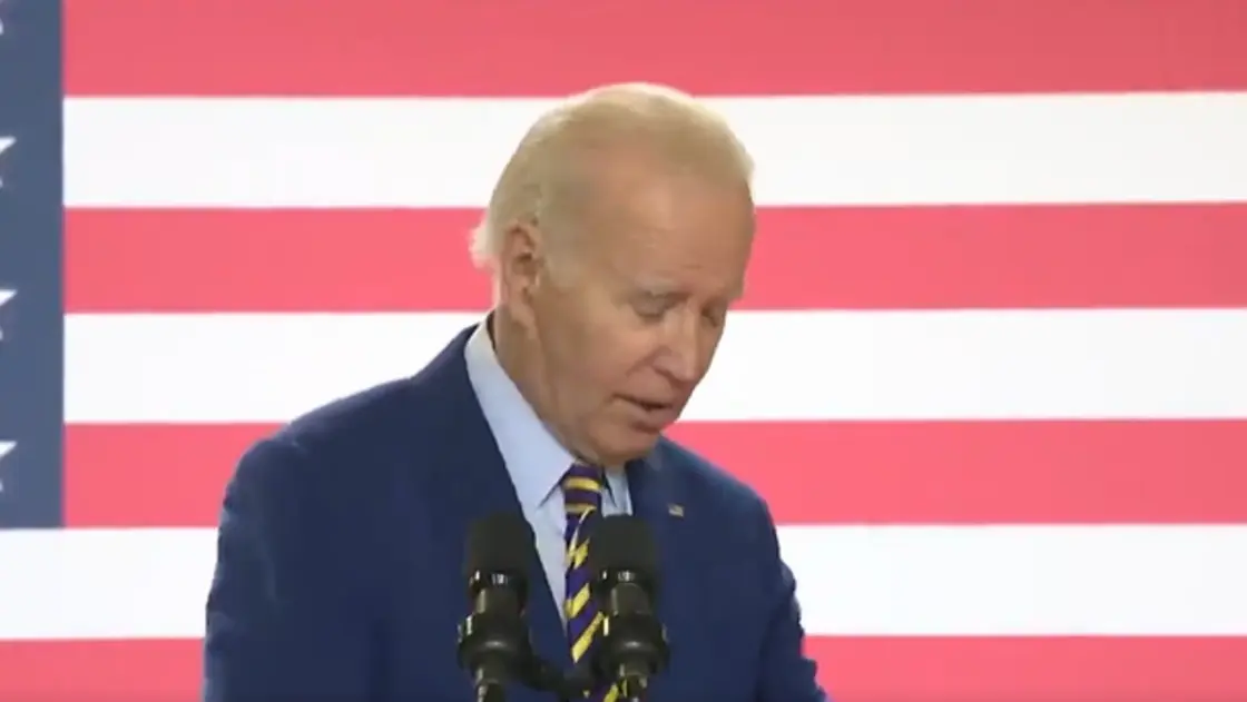 فيديوغريب لبايدن.. ركل المنصة مراراً خلال خطابه