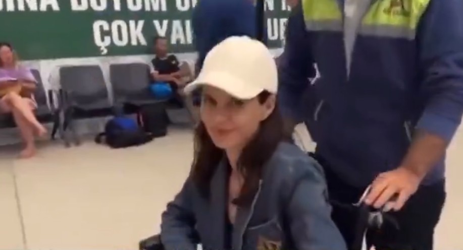 صور / الفنانة التركية الشهيرة “بيرين سات” نجمة “العشق الممنوع” تظهر على كرسي متحرك