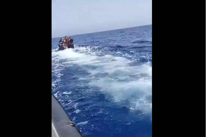 تهديد بالقاء طفلة في البحر