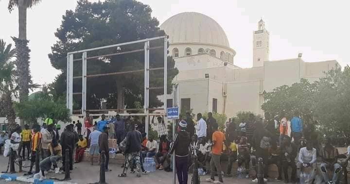 شاهد/ حليب وماء واغذية من مواطنين للافارقة بصفاقس